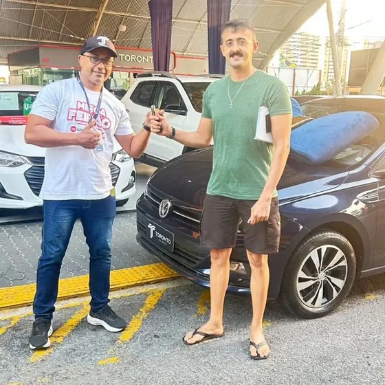 Cliente recebendo veículo